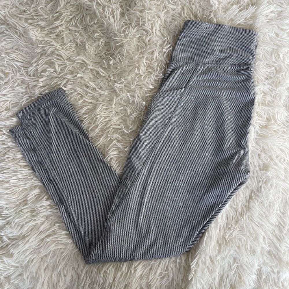 Danskin pinstriped black/white yoga leggings Small